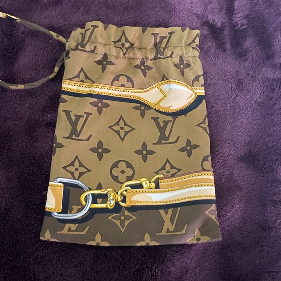 Louis Vuitton Mask - Picture 5 of 14